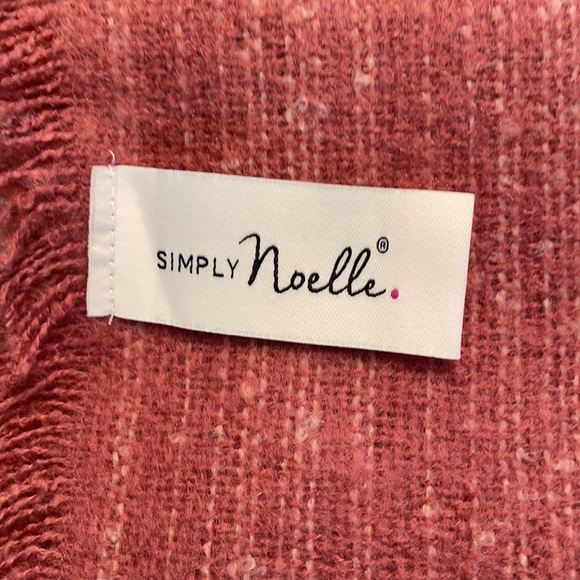 NWOT scarf/shawl extra large and super soft - Picture 7 of 8